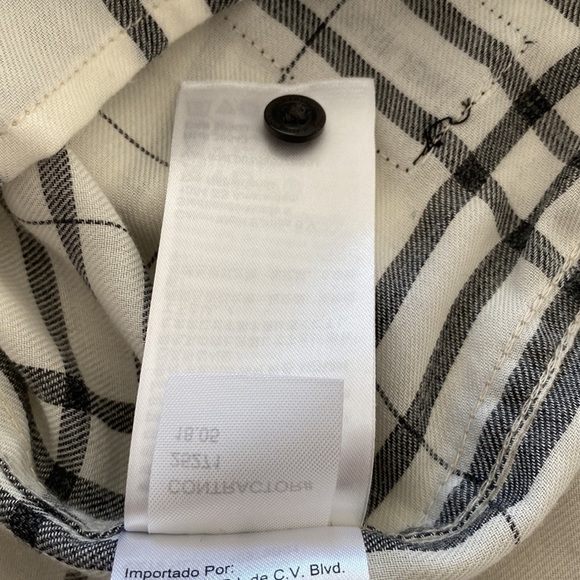 Calvin Klein Jeans ivory gray plaid blouse. Long sleeves V-neck collar. Small
C - Picture 8 of 10